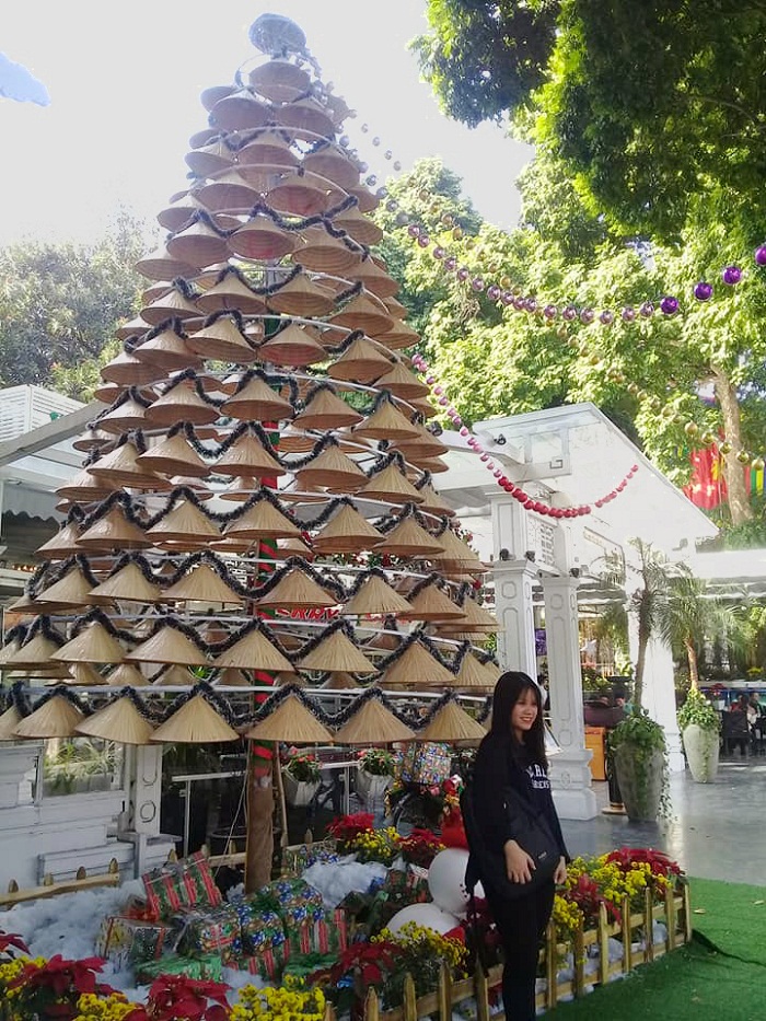 Độc đáo cây thông Noel làm từ nón lá ở gần Hồ Gươm